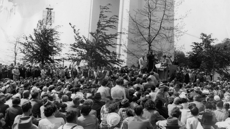 Mine-Mill organizers claimed that the first of four concerts, held at the Peace Arch in Blaine, WA, in 1952, attracted 40,000 admirers, mostly from the Canadian side of the border near Vancouver. Source: Pacific Tribune Archive.