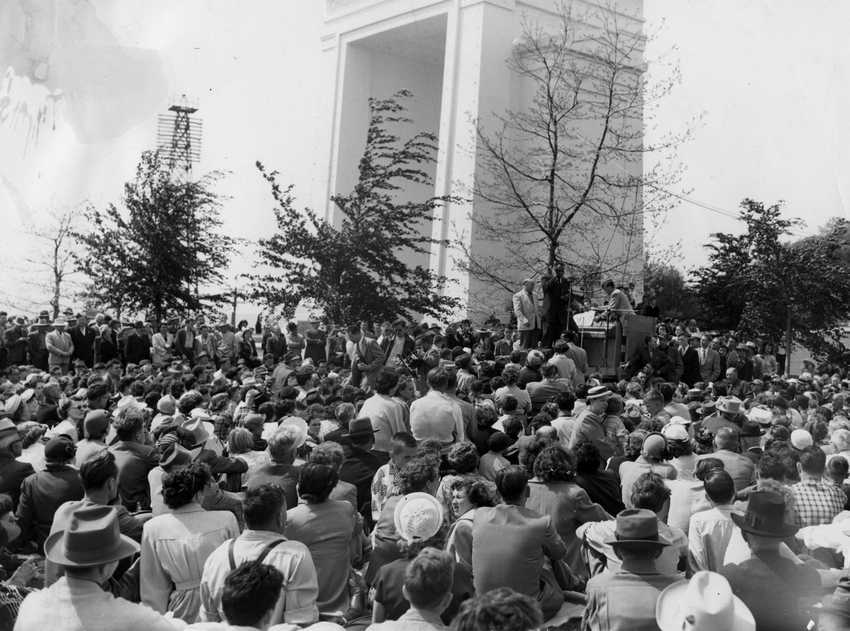 Mine-Mill organizers claimed that the first of four concerts, held at the Peace Arch in Blaine, WA, in 1952, attracted 40,000 admirers, mostly from the Canadian side of the border near Vancouver. Source: Pacific Tribune Archive.